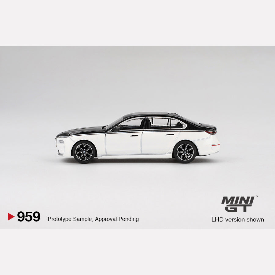 MiniGT #959 BMW i7 xDrive60 Alpine White / Black Sapphire