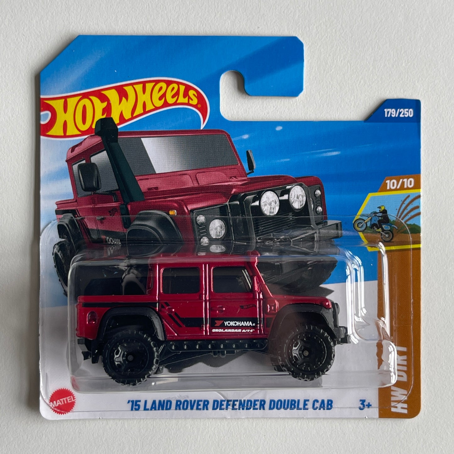 Hot Wheels '15 Land Rover Defender Double Cab (Red) Short Card HW Dirt 179/250