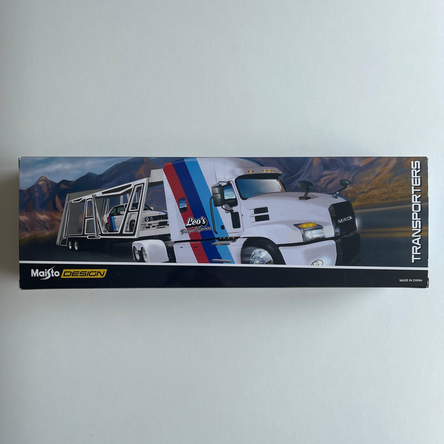 Maisto Design Mack Anthem and 1988 BMW 3 Series M3