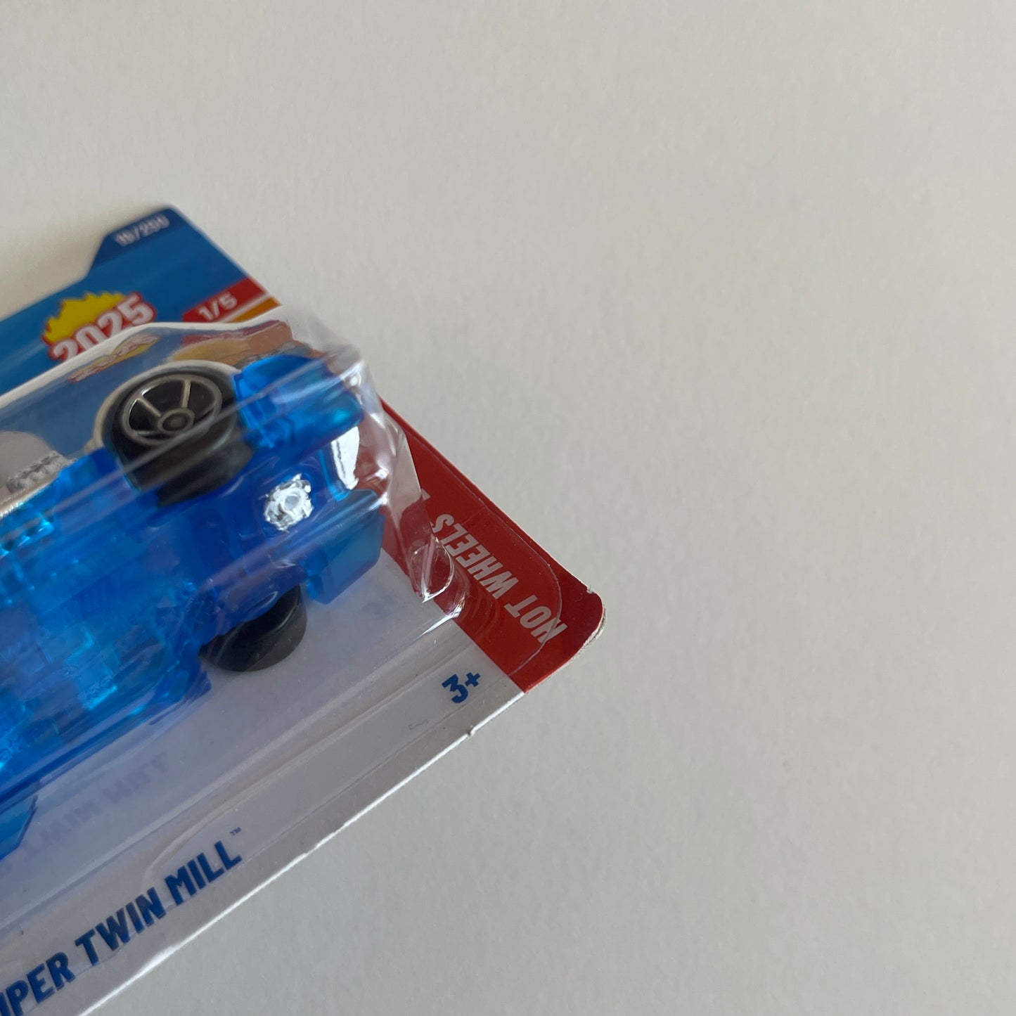 Hot Wheels Netflix Super Twin Mill (White) Short Card (Damaged) Hot Wheels Let's Race 19/250