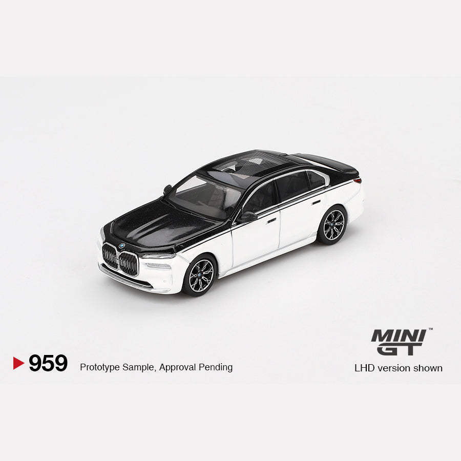 MiniGT #959 BMW i7 xDrive60 Alpine White / Black Sapphire