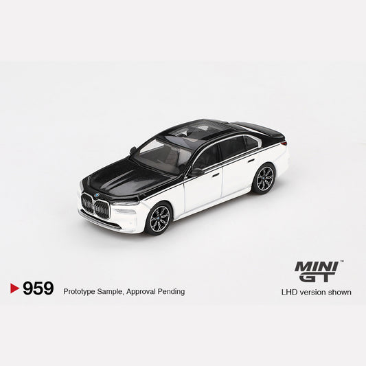 MiniGT #959 BMW i7 xDrive60 Alpine White / Black Sapphire