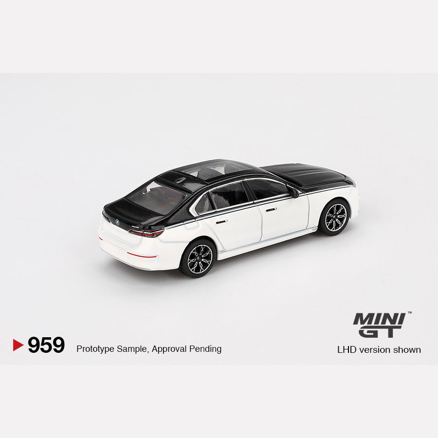 MiniGT #959 BMW i7 xDrive60 Alpine White / Black Sapphire