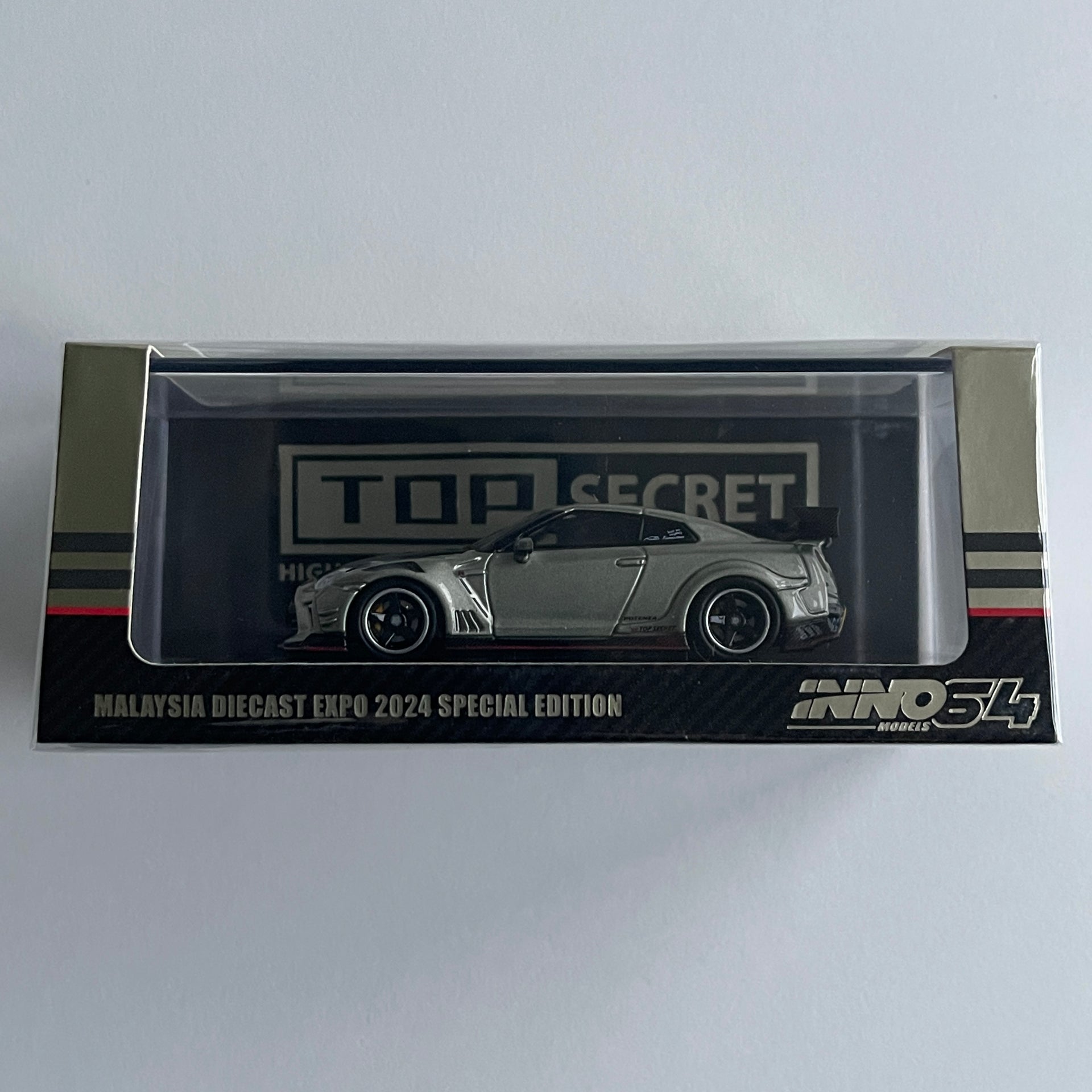 INNO64 Top Secret MDX INNO64 Nissan GT-R R34 TOP SECRET - Modellino 1:64 In Die-Cast, Edizione Speciale Salone Di Tokyo 2024, Colore Oro Nissan Skyline Gtr R34 - Foto 3