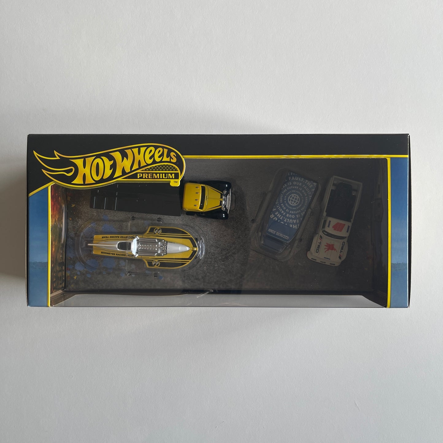Hot Wheels 2024 Vintage Race Team Diorama Collector Set