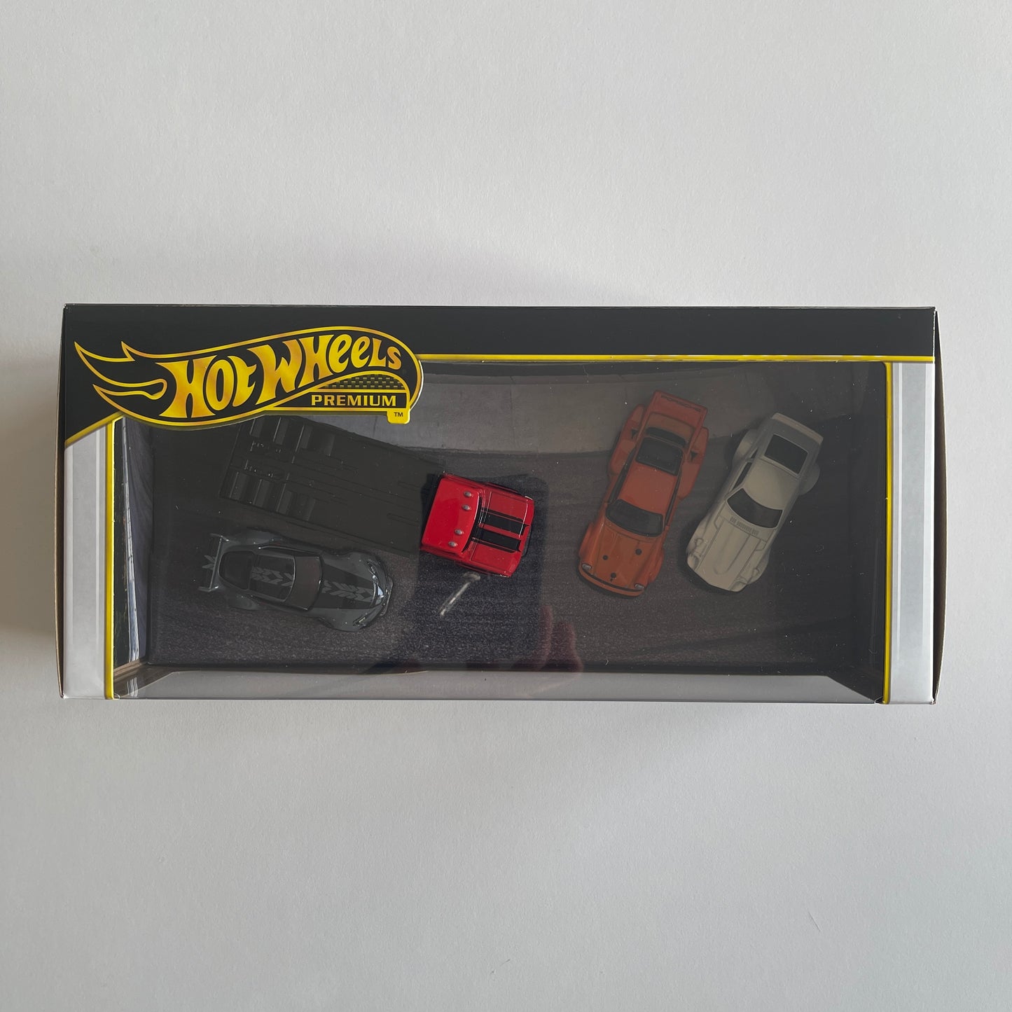 Hot Wheels 2025 Track Day Diorama Collector Set