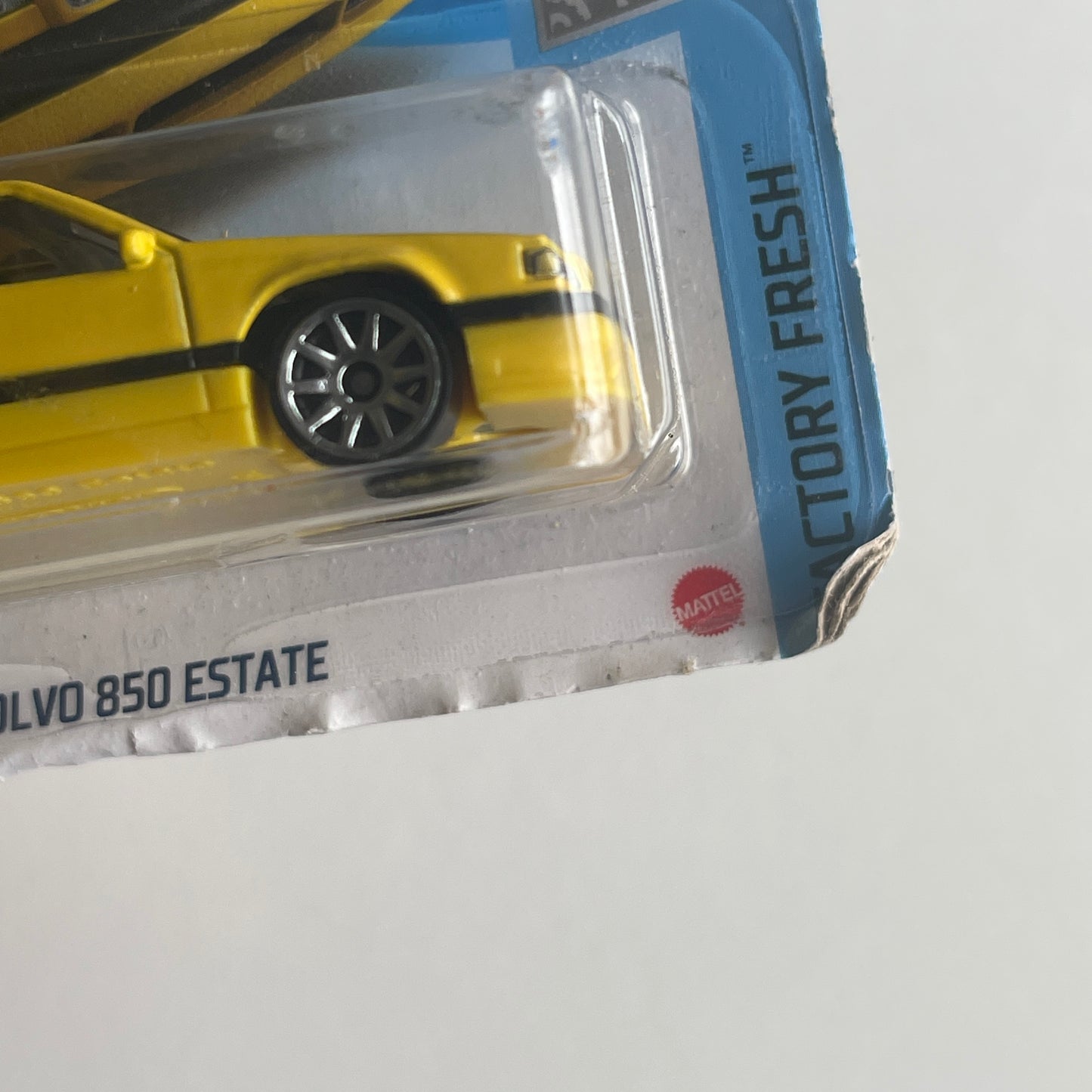 Hot Wheels Volvo 850 Estate (Yellow) Short Card (Damaged) Factory Fresh 43/250