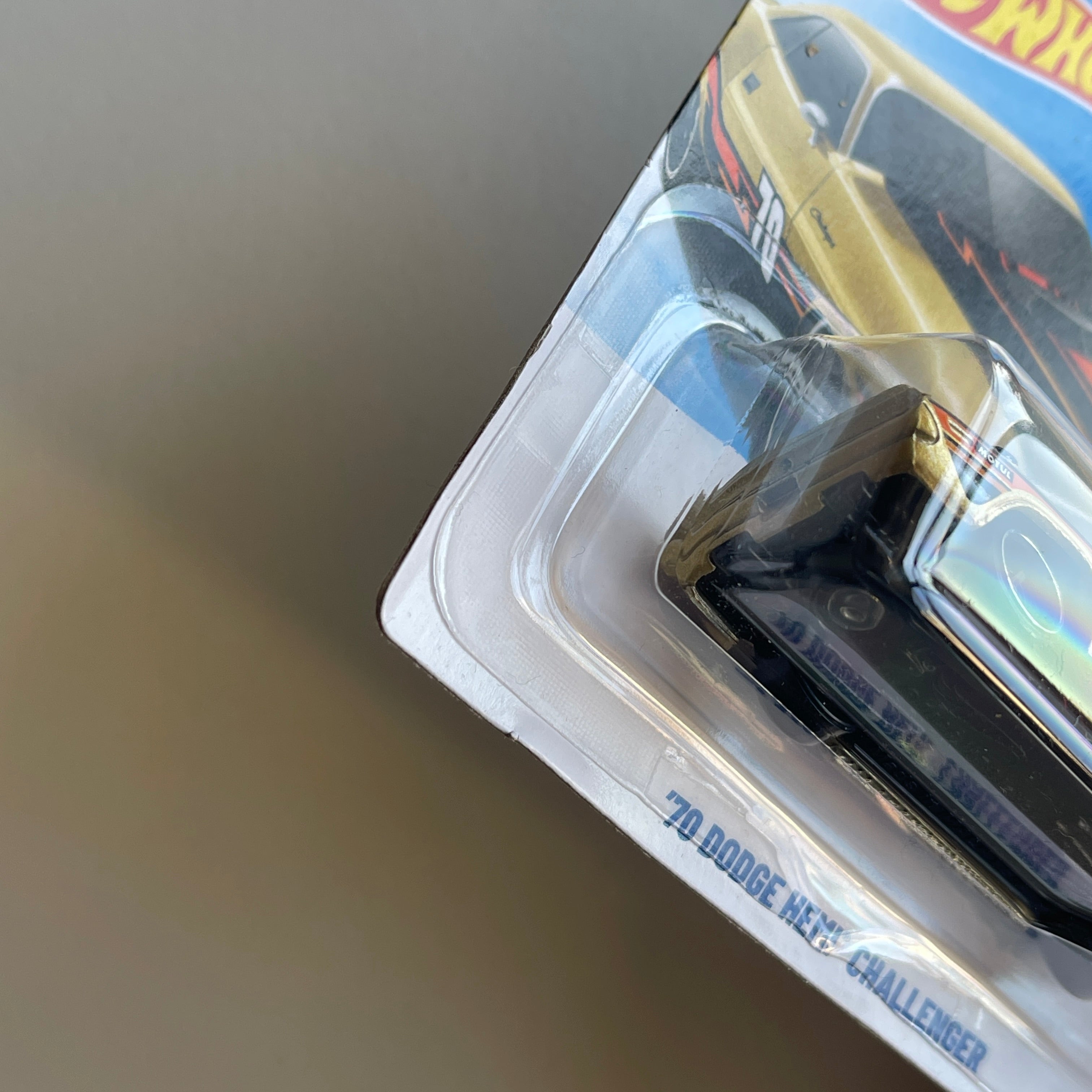 Hot Wheels '70 Dodge Hemi Challenger (Gold) Short Card (Damaged